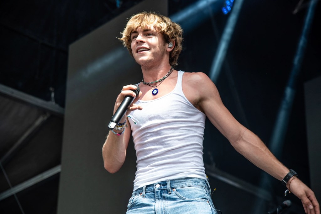 Lollapalooza Argentina 2024: Ross Lynch besó a una fan en pleno&nbsp;show