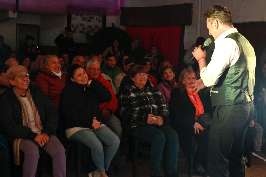 Roberto Peña protagonizó un nuevo show de la propuesta “Ciclos de humor en los barrios” del Municipio de Tigre