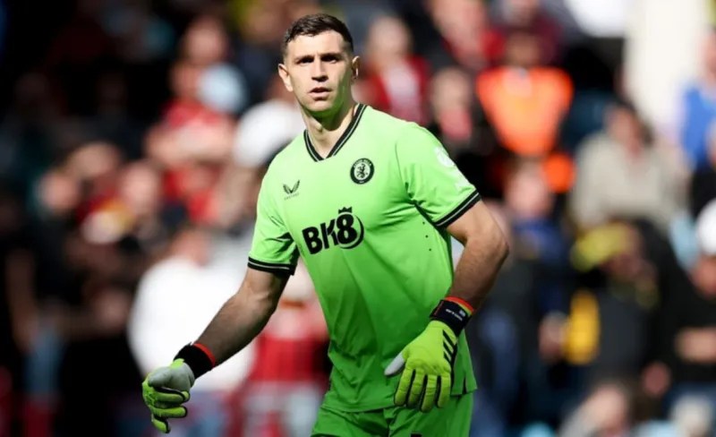 La reacción del Dibu Martínez al convertirse en el arquero con más goles en contra en la Premier&nbsp;League