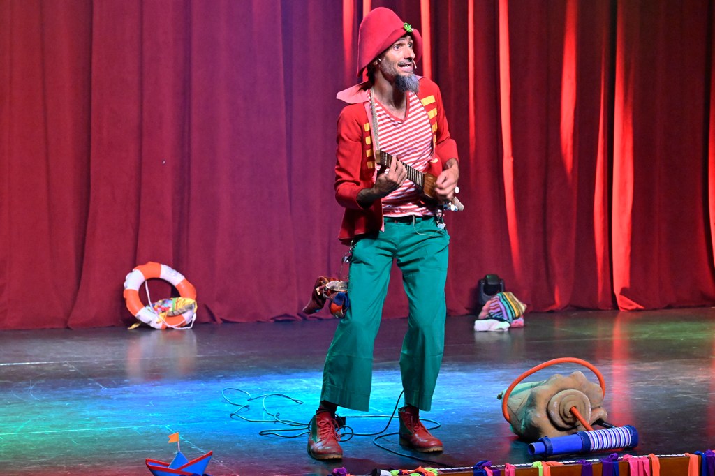 Niños y niñas de organizaciones sociales disfrutaron de un espectáculo infantil en el Teatro Municipal Pepe&nbsp;Soriano