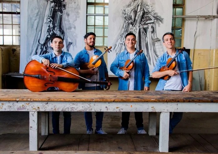 Sábado de música folklórica con instrumentos clásicos al pie de la Torre&nbsp;Ader