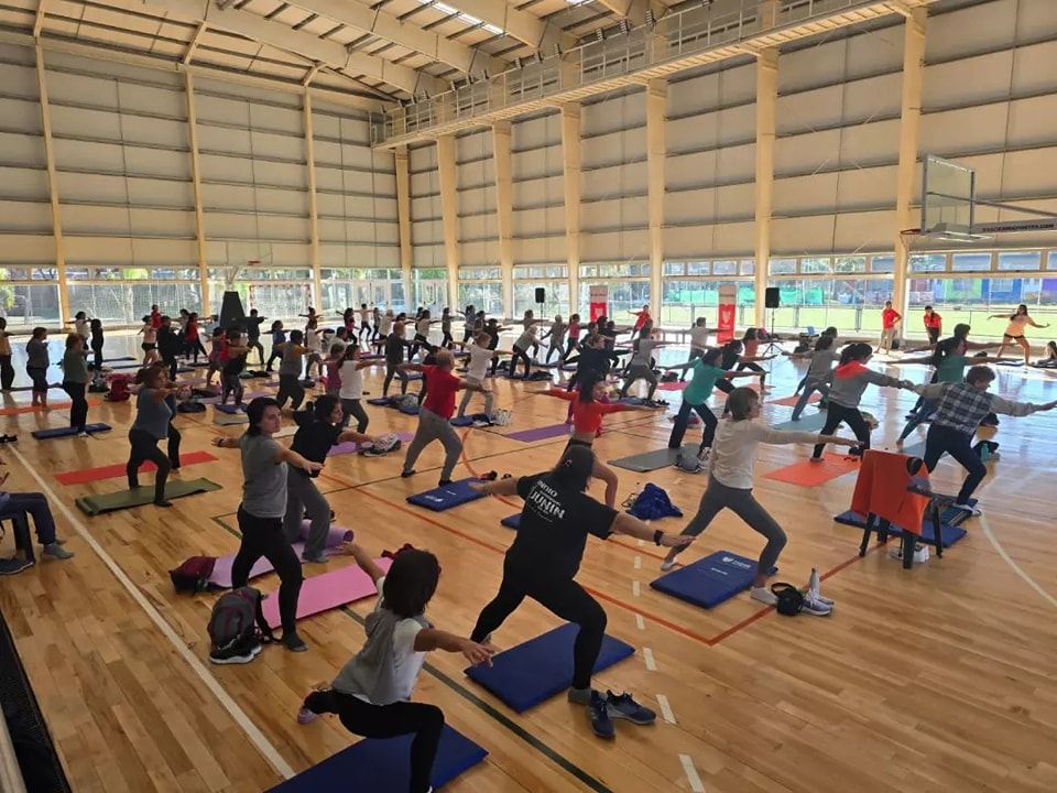 Vecinas y vecinos participaron del encuentro de yoga en el microestadio municipal de Don Torcuato