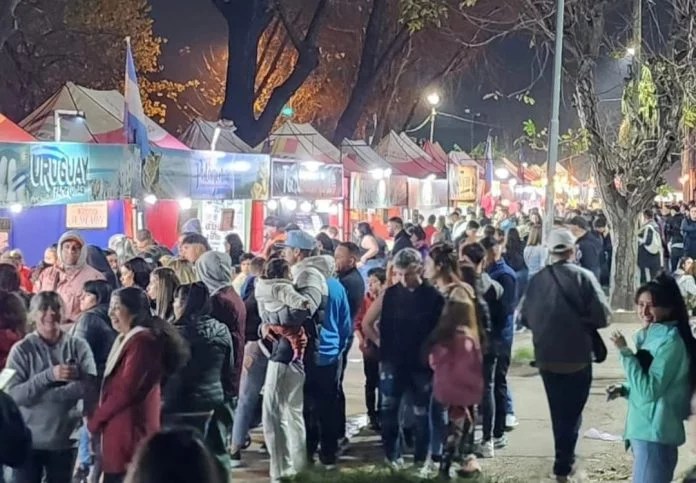 Feria colectividades en Malvinas con comidas del mundo y shows tributos en&nbsp;vivo
