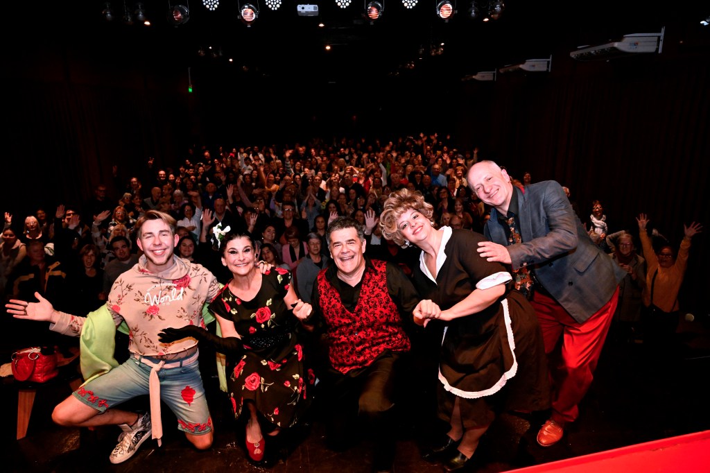 “Velorio a la carta”, la comedia protagonizada por Julián Weich que deleitó a los vecinos de&nbsp;Tigre