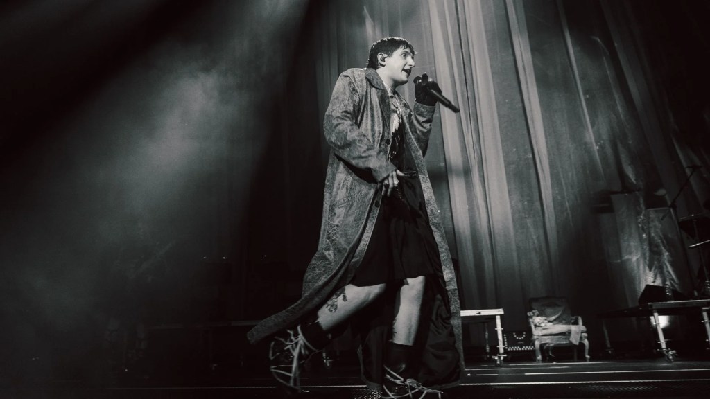 Dillom presentó su primer fecha en el Arena de Villa Crespo con su nuevo álbum Por&nbsp;Cesárea