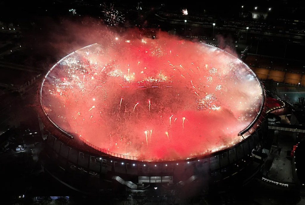 Clausuraron el Monumental tras el recibimiento con fuegos artificiales y&nbsp;bengalas