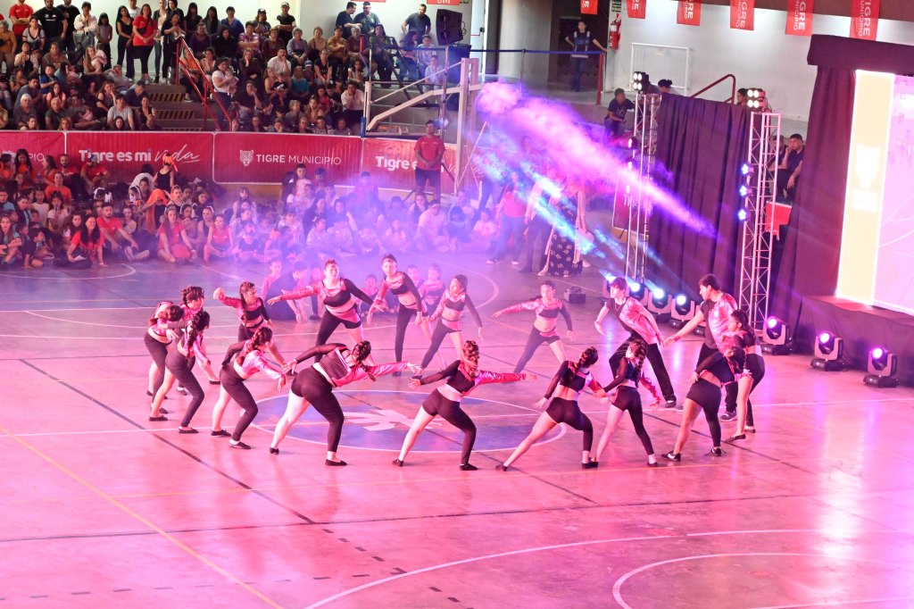 Junto a una multitud de vecinos y vecinas, el Municipio de Tigre celebró la Gala de Danza Jazz&nbsp;2024