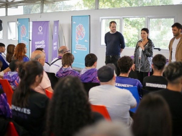 MAYRA JUNTO A LOS DEPORTISTAS QUE REPRESENTARÁN A QUILMES EN LA FINAL DE LOS JUEGOS BONAERENSES&nbsp;2024