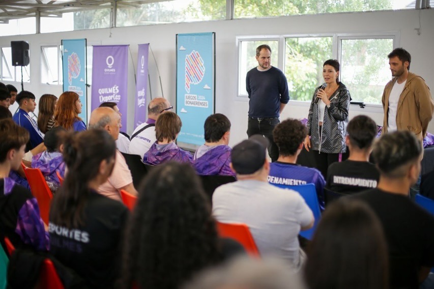 MAYRA JUNTO A LOS DEPORTISTAS QUE REPRESENTARÁN A QUILMES EN LA FINAL DE LOS JUEGOS BONAERENSES&nbsp;2024