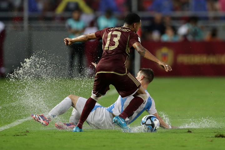 Argentina empata 1-1 ante Venezuela en un partido marcado por la lluvia y las&nbsp;dificultades