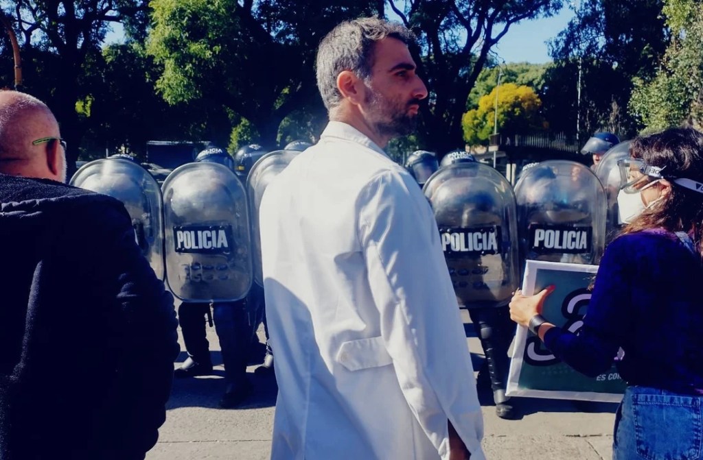 La policía tiró gas pimienta a trabajadores del INTI que quisieron cortar la colectora de General Paz durante una&nbsp;manifestación